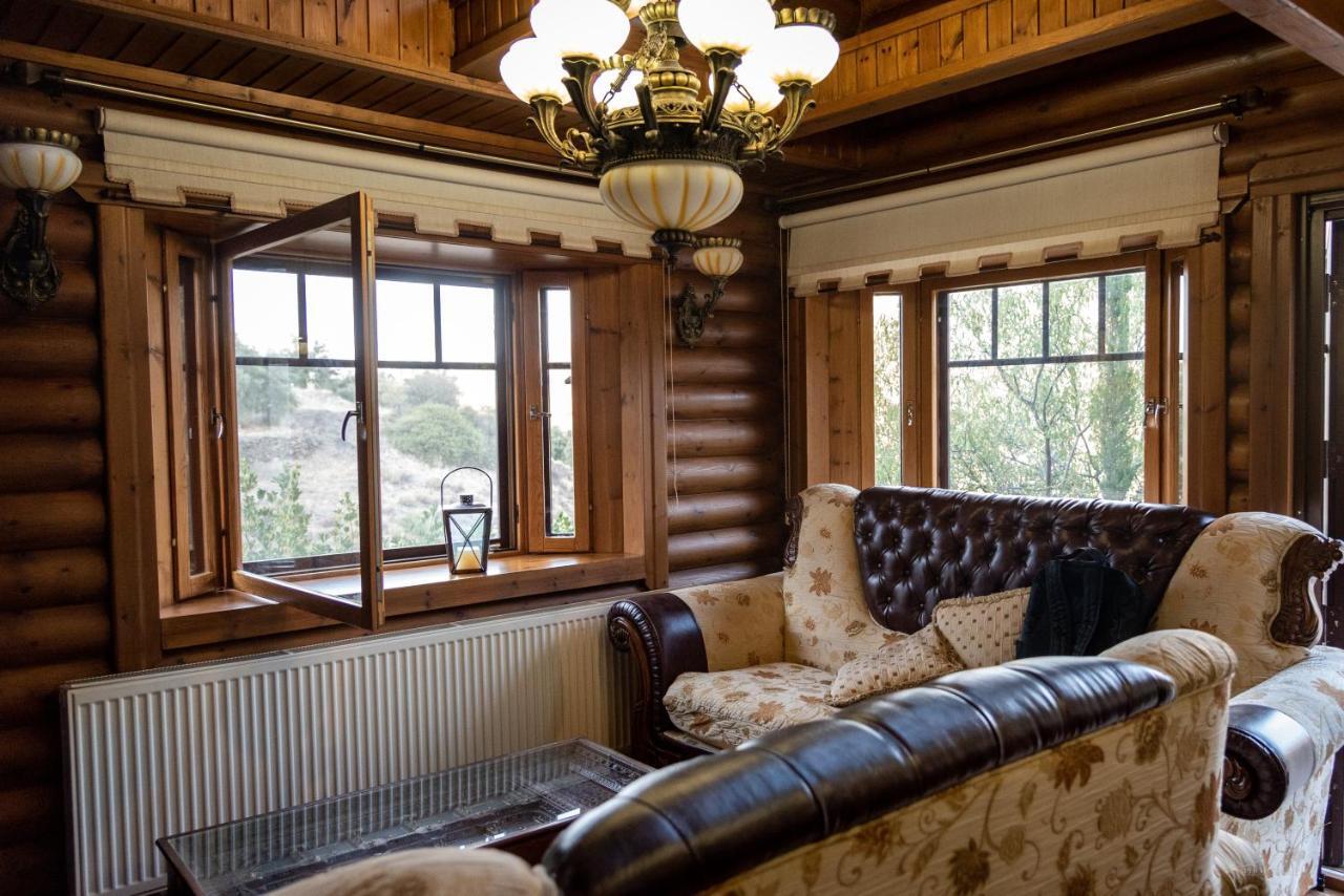 *2 Bdr Log House /Mountains/Queen Bed/Fireplace Gourri Luaran gambar